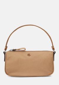 Tan nylonhandväska med en smal rektangulär form, med en vävd axelrem och en dragkedja på toppen. Dekorativt logo på framsidan.