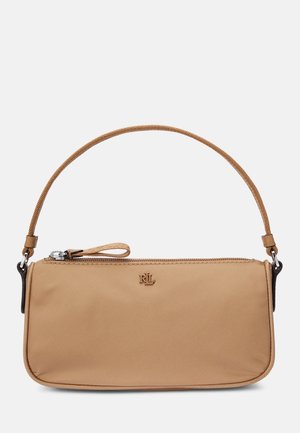 Bolso de mano de nylon color beige con forma rectangular delgada, que cuenta con una correa de hombro tejida y una parte superior con cremallera. Logo decorativo en la parte frontal.