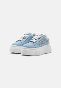 Sneakers platform in denim azzurro chiaro con suola in gomma bianca testurizzata, lacci bianchi e dettagli ricamati argentati sui lati.