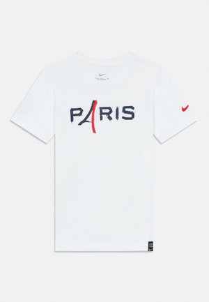 Λευκό κοντομάνικο T-shirt Nike με κείμενο "ΠΑΡΙΣΙ" , το "A" αντικαθιστάται από μια κόκκινη και μαύρη στυλιζαρισμένη γραφική παράσταση του Πύργου του Άιφελ.