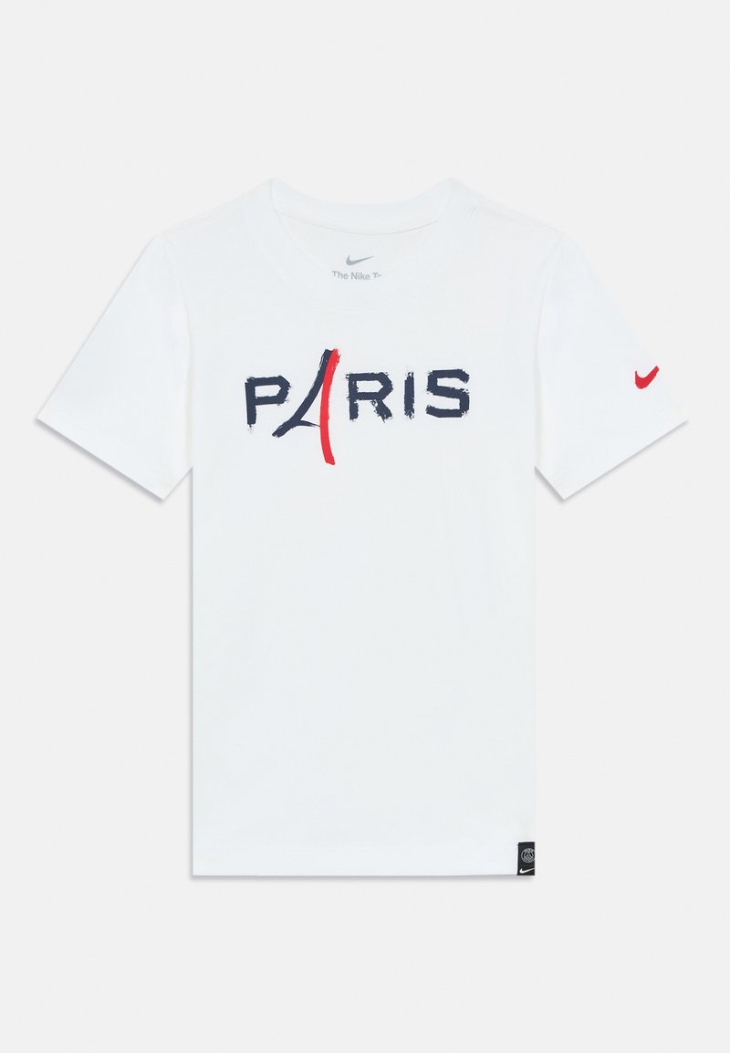 Hvit T-skjorte med korte ermer fra Nike med teksten "PARIS", der "A" er erstattet av en stilisert Eiffeltårn-grafikk i rødt og svart.
