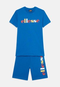 Set di maglietta in cotone blu e pantaloncini con logo "ellesse" multicolore sulla parte anteriore e laterale dei pantaloncini, maniche corte e una vestibilità classica.