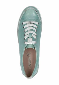 Mentazöld bőr sneaker fehér fűzőkkel, ezüst részletekkel és kerek orral. Simára csiszolt felület, egyszerű dizájn, belsejében a márka logójával.