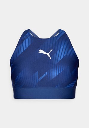 Plava sportska kratka majica s teksturiranim dijagonalnim prugastim uzorkom, izrađena od rastezljivog materijala i s bijelim logotipom na prednjoj strani.