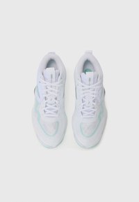 Baskets blanches de sport avec une tige en mesh et des accents en bleu clair. Bout arrondi, col rembourré et semelle texturée pour une meilleure adhérence. Lacets inclus.