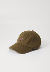 Oliven grønn baseballcaps med buet skjerm, brodert rosa New Balance-logo foran, og liten '47' brodert på siden.