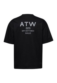 Czarna koszulka z krótkim rękawem z dużym szarym napisem "ATW" nad "223 OFF DUTY GEAR HALO" na plecach na białym tle.