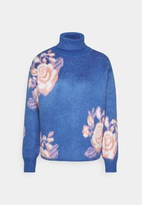 Niebieski sweter z golfem wykonany z miękkiego materiału, ozdobiony kwiatowym wzorem w różowym i białym kolorze, z prążkowanymi mankietami i dołem.