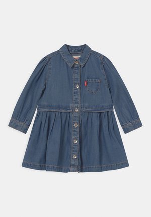 Denim skjortekjole med lange ærmer, krave, samlet nederdel og brystlomme med rød label.