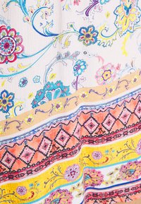 Tissu multicolore présentant des motifs floraux en bleu, rose et jaune. Rayures horizontales alternées avec des motifs et des bordures complexes.