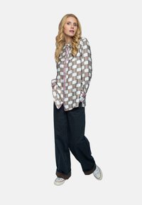 Emily van den Bergh Hemdbluse - white/taupe geometric