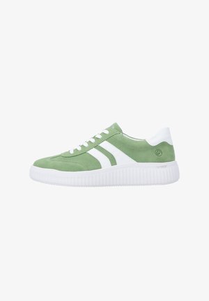 Zapatilla deportiva de ante verde con rayas blancas, cordones blancos, talón acolchado y suela blanca gruesa acanalada, vista lateral hacia la izquierda.