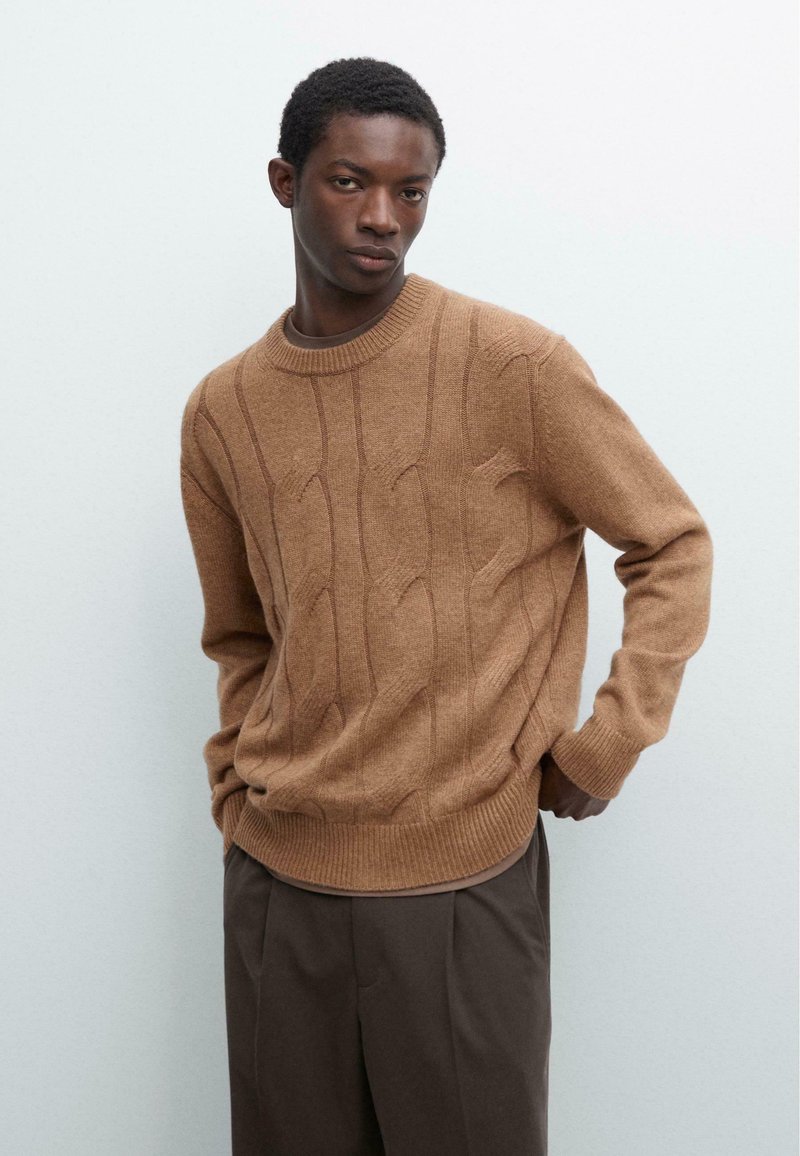 Maglione marrone lavorato a maglia con motivo a trecce, realizzato in morbida lana, con scollo e polsini a coste, motivo strutturato e vestibilità comoda.