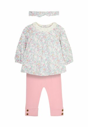 Blusa floreale con maniche arricciate, collo rotondo e bordo in pizzo; abbinata a leggings rosa a coste con dettagli a bottoni in legno; include una fascia per capelli coordinata.