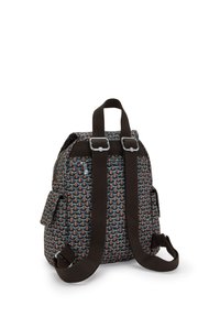 Zaino con un tessuto a fantasia che presenta piccole barche in rosso, blu e bianco. Cinghie e accessori marroni. Due tasche laterali.