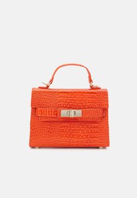 Sac à main en cuir gaufré crocodile de couleur orange vif, avec une forme structurée, une poignée supérieure et un fermoir doré. Équipé d'une bandoulière amovible.