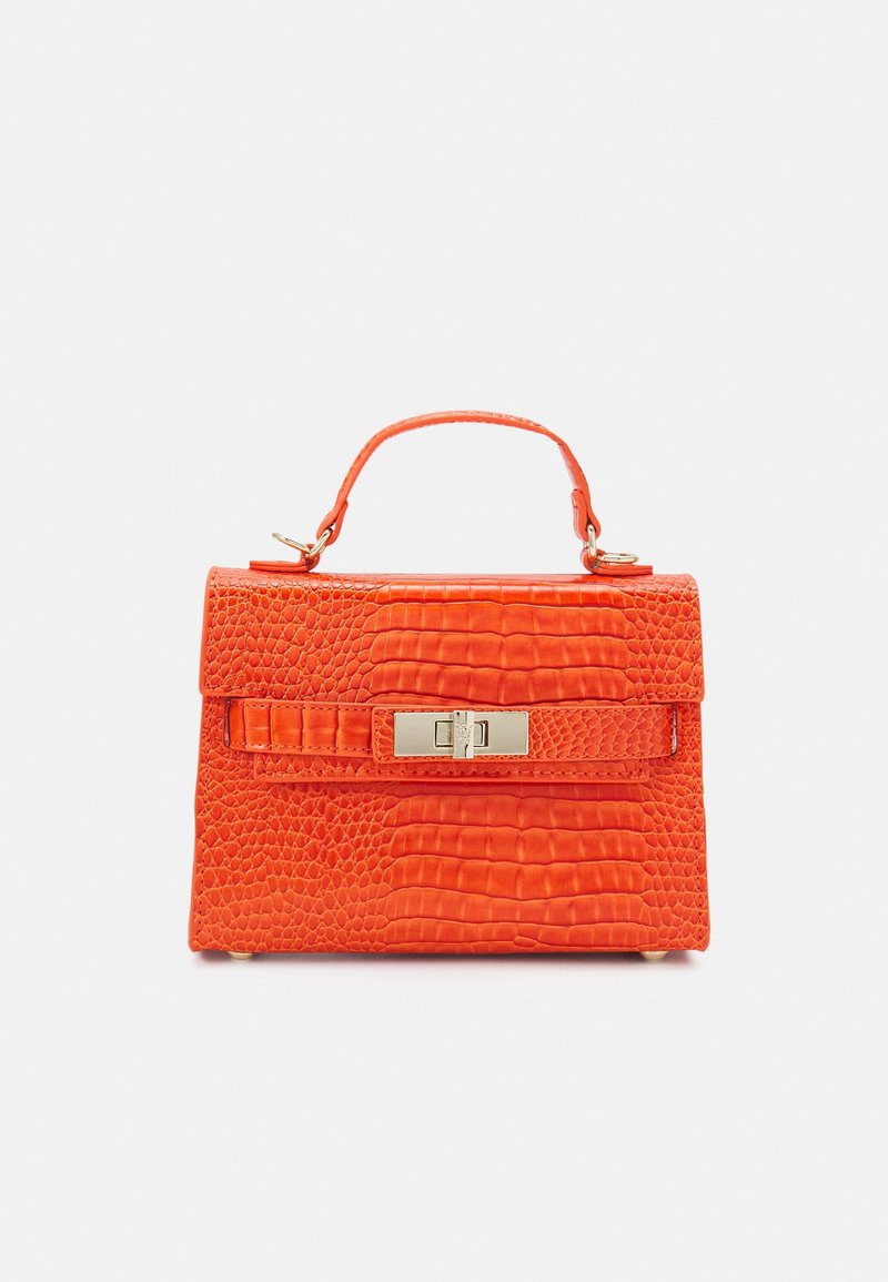 Sac à main en cuir gaufré crocodile de couleur orange vif, avec une forme structurée, une poignée supérieure et un fermoir doré. Équipé d'une bandoulière amovible.