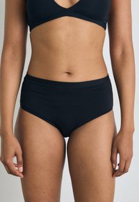 Bas de bikini noir taille haute fabriqué à partir d'un tissu doux et extensible ; présente une taille lisse et une couleur unie sans motifs.