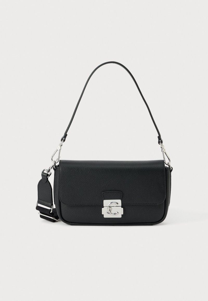 Μαύρη δερμάτινη τσάντα ώμου με ασημί κούμπωμα και αποσπώμενο φαρδύ λουρί σε ανοιχτό γκρι φόντο.