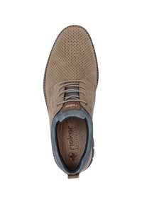 Chaussure en daim perforé marron avec un col en textile bleu, design à lacets et semelle intérieure rembourrée arborant un logo anti-stress.