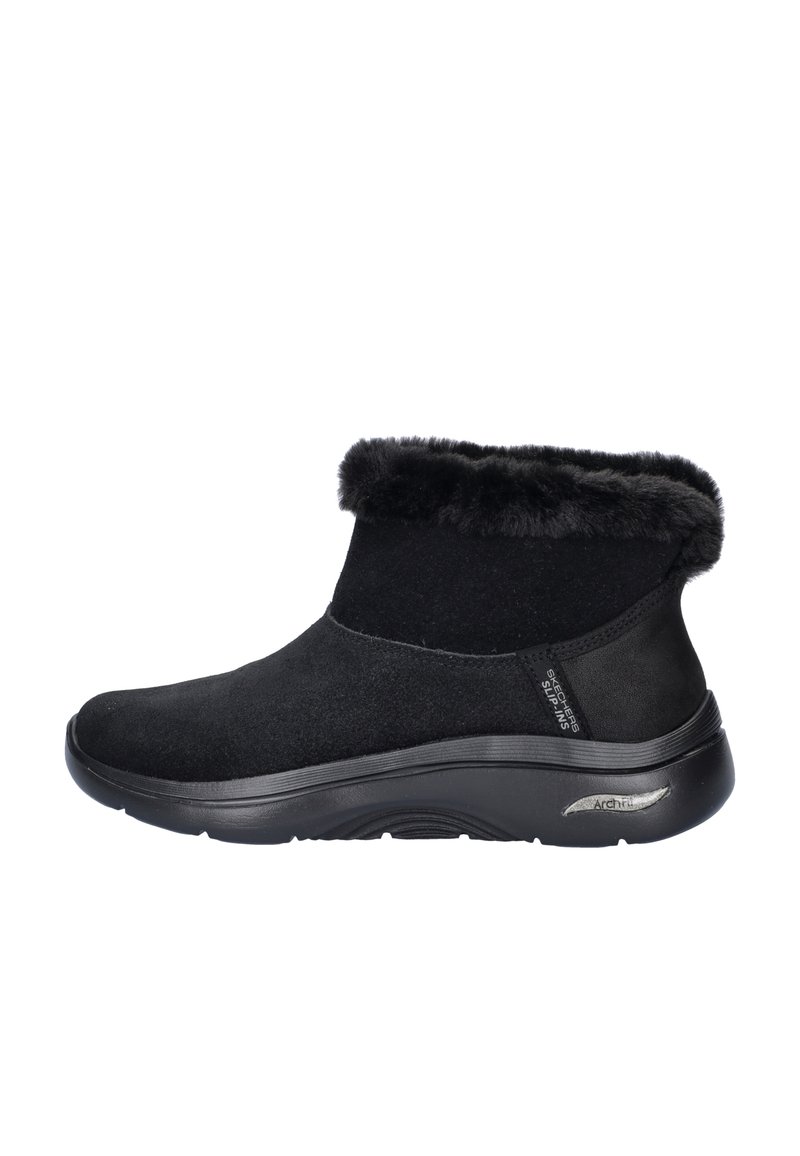 Zwarte enkellaars met een zachte nepbontkraag, suède bovenwerk en een flexibele rubberen zool met details voor arch support.