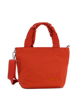 Czerwona miękka torba materiałowa z wyściełanymi, skręconymi uchwytami, odpinanym paskiem na ramię i haftowanym na przodzie napisem "VENEZIA" w kolorze pomarańczowym.