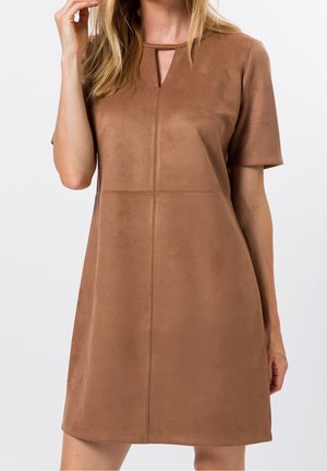 Robe en faux suède marron courte avec des manches courtes, un décolleté en trou de serrure et des détails de couture verticaux. Texture lisse.