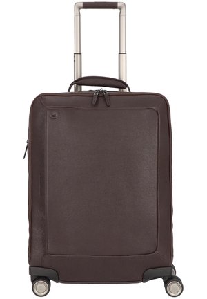 Valigia a rotelle in pelle marrone con manico retrattile, texture liscia e due ruote. Presenta una tasca frontale con zip e un logo.