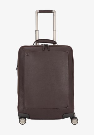 Valigia a rotelle in pelle marrone con manico retrattile, texture liscia e due ruote. Presenta una tasca frontale con zip e un logo.