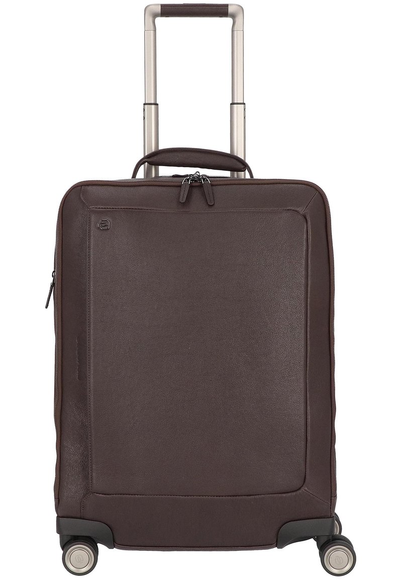 Valigia a rotelle in pelle marrone con manico retrattile, texture liscia e due ruote. Presenta una tasca frontale con zip e un logo.