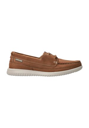 Chaussure décontractée en daim marron de style mocassin avec semelle en caoutchouc blanche et coutures moc toe, étiquette logo latérale et détails de lacet sur le dessus.