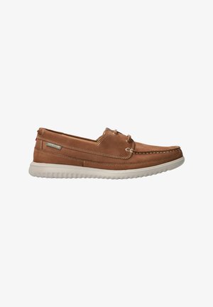 Chaussure décontractée en daim marron de style mocassin avec semelle en caoutchouc blanche et coutures moc toe, étiquette logo latérale et détails de lacet sur le dessus.
