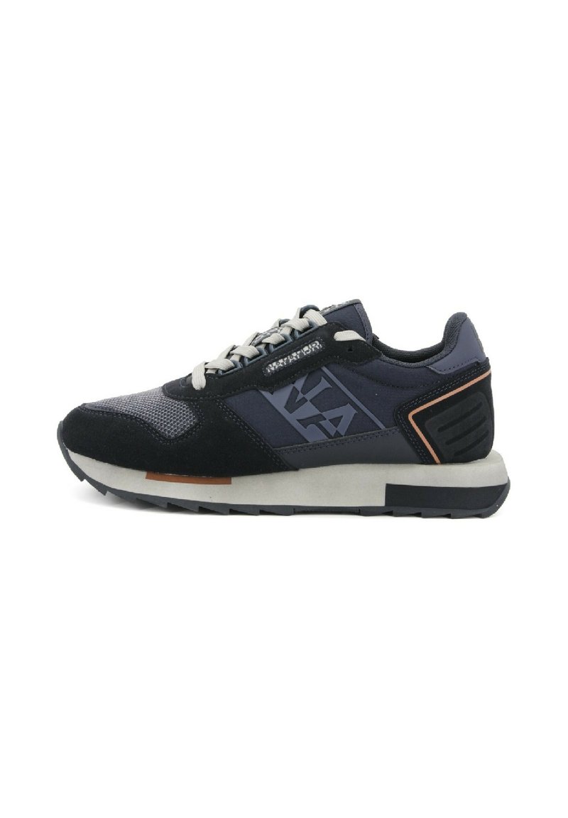 Zapatilla deportiva masculina en negro y gris con cordones blancos, puntera de malla, suela acolchada y logotipo geométrico en el lateral.