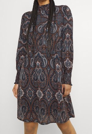 Vestido negro con estampado de cachemira en marrón, azul y blanco. Mangas largas con puños fruncidos y un escote alto; silueta acampanada.