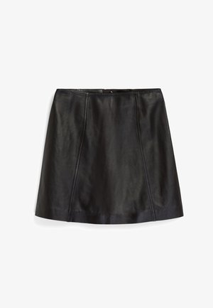 Fustă mini din piele neagră cu o textură netedă, având detalii cu cusături verticale și o margine dreaptă. Design simplu, fără brizuri.