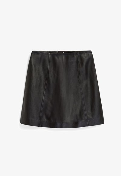 Fustă mini din piele neagră cu o textură netedă, având detalii cu cusături verticale și o margine dreaptă. Design simplu, fără brizuri.