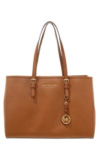 Sac fourre-tout en cuir grainé marron avec deux poignées supérieures, ferrures dorées et un pendentif logo suspendu. Comprend un compartiment principal, design minimaliste.