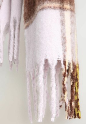 Šála s třásněmi, která se vyznačuje měkkými pastelovými růžovými a hnědými tóny, vyrobená z texturovaného materiálu, s nepravidelnými okraji a vrstveným vzorovým designem.