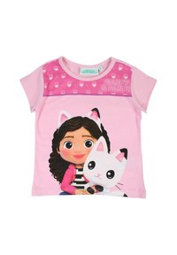 T-shirt rose à manches courtes avec un dessin de dessin animé représentant une fille aux cheveux bouclés et un chat blanc, sur un fond à motifs.