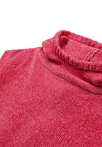 Sudadera de forro polar rosa con cuello alto y tejido texturizado. La tela es suave y ligeramente peluda, con un diseño de corte relajado.