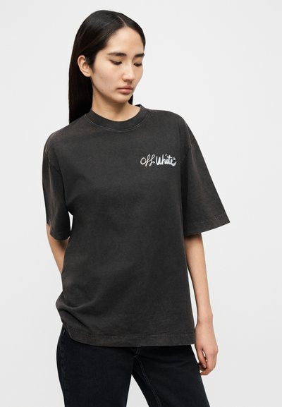 Μαύρο βαμβακερό t-shirt σε μεγάλο μέγεθος με στρογγυλή λαιμόκοψη, κοντά μανίκια και λευκό λογότυπο "Off-White" στην αριστερή πλευρά του στήθους.