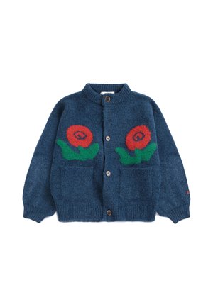 Blauwe gebreide cardigan met knopen, met rode bloem- en groene bladmotieven op de borst en twee voorzakken.