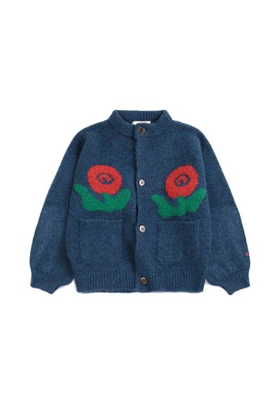 Cardigan bleu en maille à boutons avec motifs de fleurs rouges et de feuilles vertes sur la poitrine et deux poches avant.