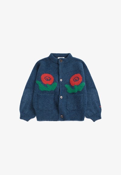 Cardigan bleu en maille à boutons avec motifs de fleurs rouges et de feuilles vertes sur la poitrine et deux poches avant.