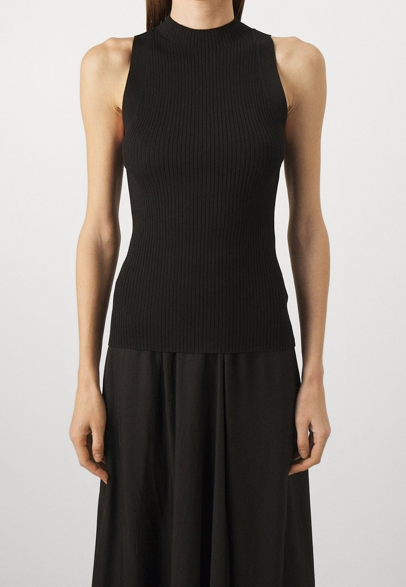 Schwarzes geripptes Tanktop mit hohem Kragen, figurbetonter Silhouette und ärmellosem Design. Glatte Textur, minimalistische Stil, geeignet zum Schichten.