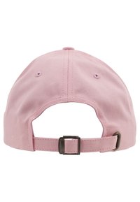 Roze baseballcap met een gebogen rand, gemaakt van katoen, verstelbare band met metalen beslag, en gestikte ventilatiegaten aan de achterkant.