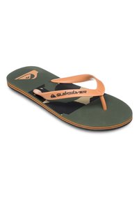 Tongs vertes avec des brides orange. Dotées d'une semelle texturée et d'un motif camouflage. Logo Quiksilver sur la bride. Matériau en caoutchouc.