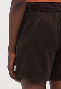 ONLY Tall ONLNESSA BELT  - Shorts - seal brown