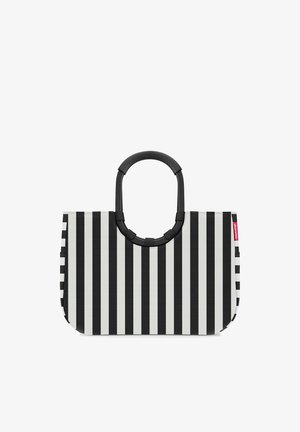 Schwarz-weiße, vertikal gestreifte rechteckige Tragetasche mit abgerundeten schwarzen Griffen und einem kleinen roten Etikett an der Seite.