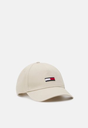 Beige baseballkasket med buet skygge og lille rektangulært logo i rød, hvid og marineblå foran i midten.
